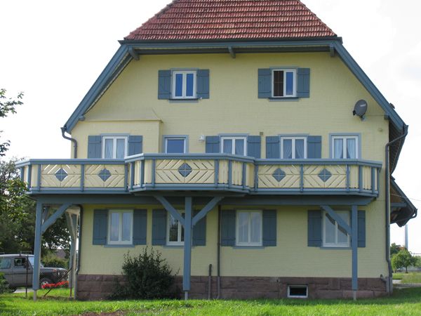 Anbau-Balkon mit Raute-Elementen, Blumenkasten und Sockelblende